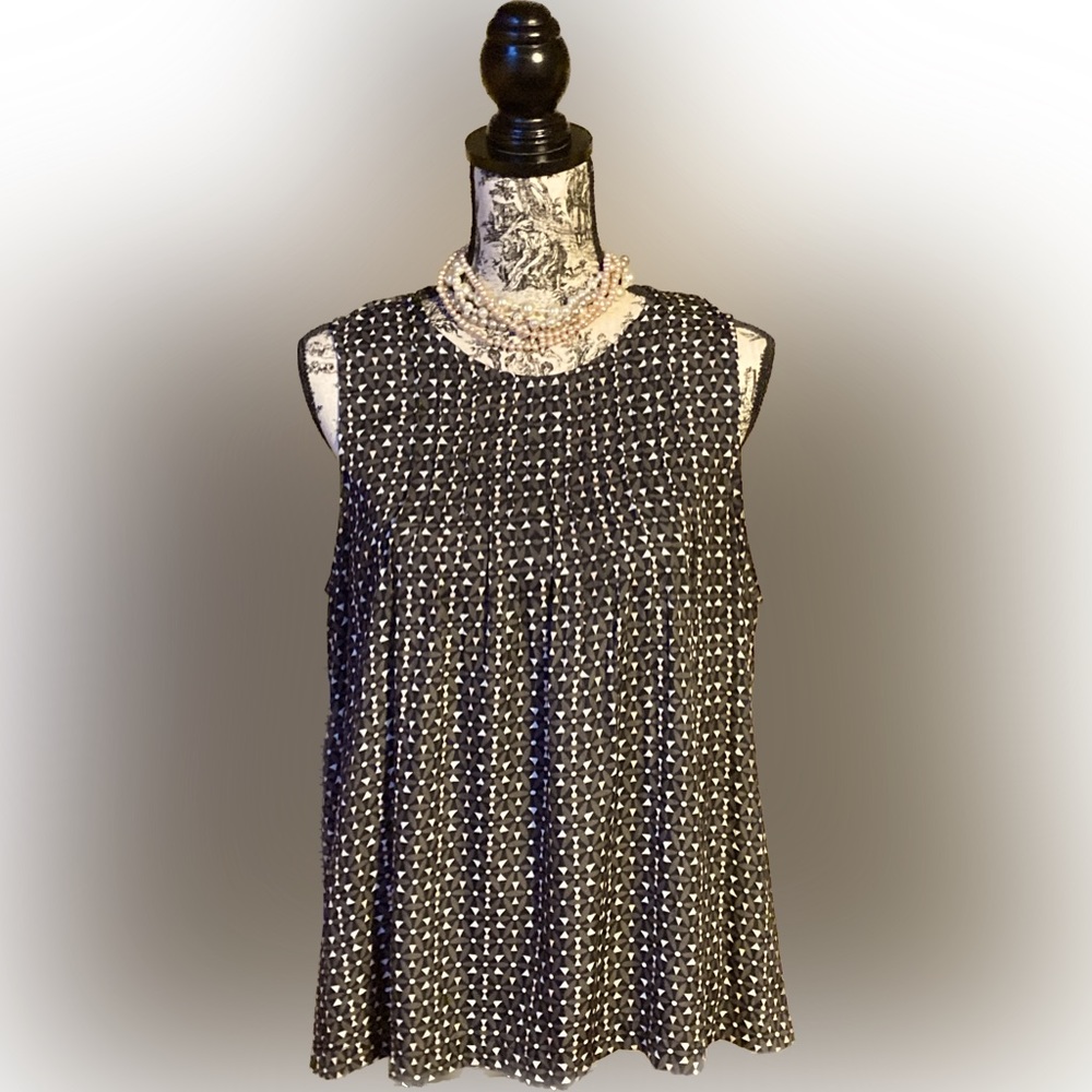 Sleeveless Blouse with a Geometric Print